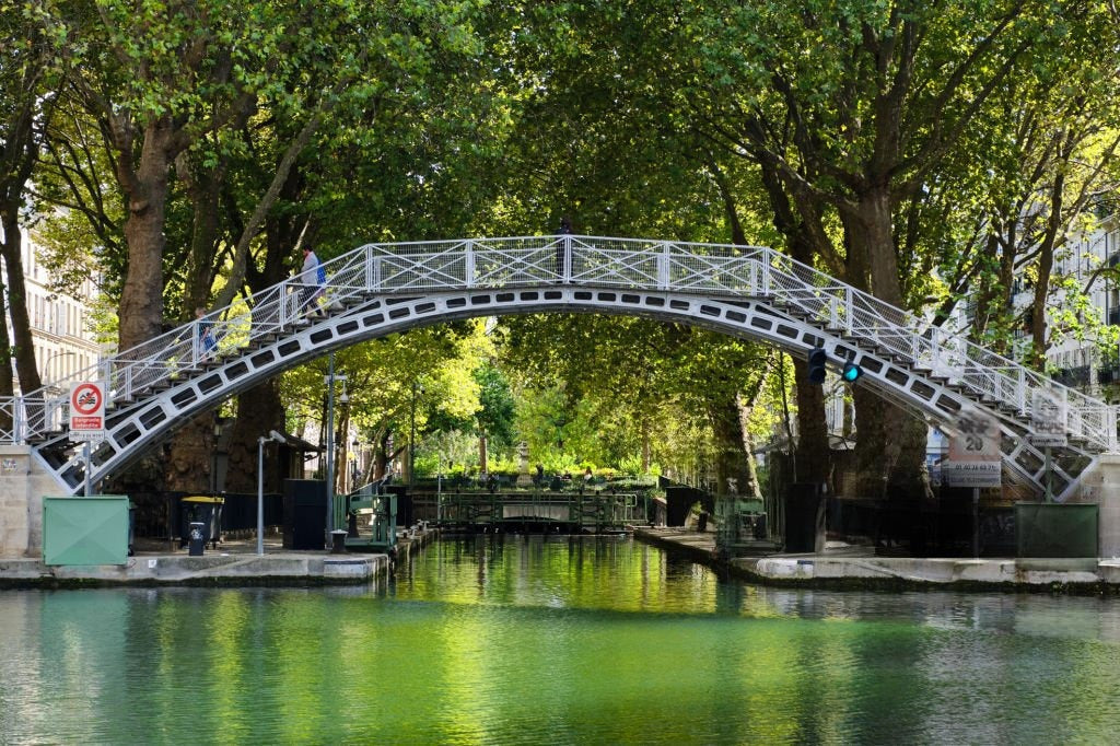Balade historique le long du canal Saint‑Martin : entre flâne et mémoire